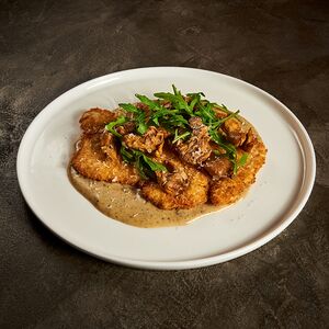 Куриный шницель с лисичками и трюфельным соусом