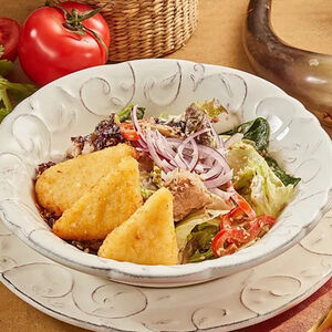 Теплый салат с курицей и сыром сулугуни