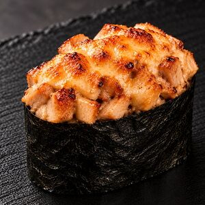 Запеченный гункан с копчёной курицей