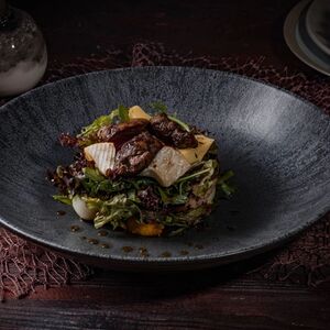 Салат с куриной печенью и карамелизированной сливой