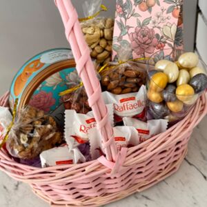 Подарочная корзина с орешками, чаем и печеньем 