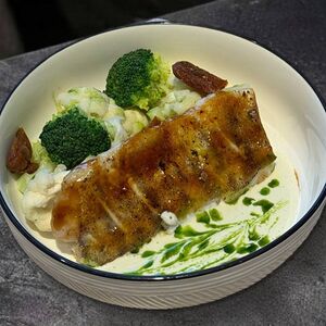 Запечённый судак с овощами и соусом лемонграсс