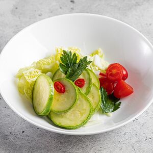 Салат с цукини и томатами черри