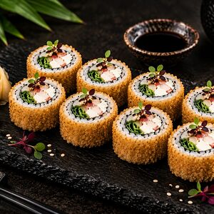 Жареный ролл Цезарь с курецей