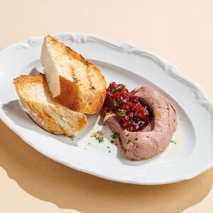 Паштет из куриной печени с брусничным соусом