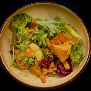 Салат с лисичками и овощами гриль в ореховой заправке