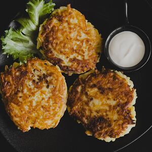 Драники с мясом и сметаной