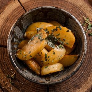Картофель с чесноком и зеленью