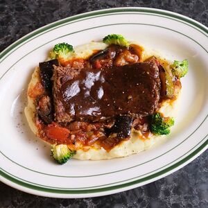 Запечённая лопатка ягнёнка с овощами и картофельным кремом 