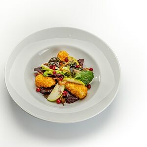 Салат с камамбером-фри, печеной свеклой и моченой клюквой