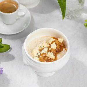 Каша овсяная с карамельной грушей и сыром дор-блю