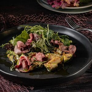 Тёплый салат с говядиной и овощами 
