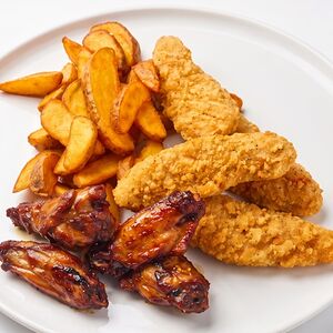 Комбо-набор с картофельными дольками, стрипсами и куриными крыльями