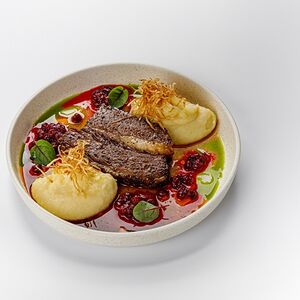 Копченая говяжья грудинка с двумя текстурами картофеля и клюквой