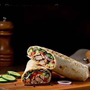 Шаурма в тонком лаваше с курицей на углях