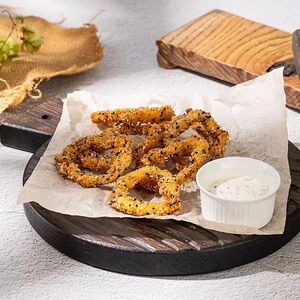 Кольца кальмара в хрустящей панировке с кунжутом