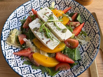 Салат с персиком, сыром фета, томатами, оливками и соусом Юдзу