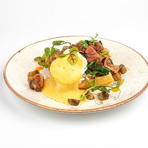 Вафля с беконом, грибами и яйцом пашот