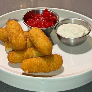 Сырные палочки с соусом блю-чиз