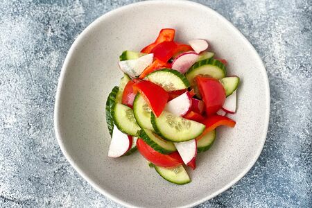 Деревенский салат из сезонных овощей