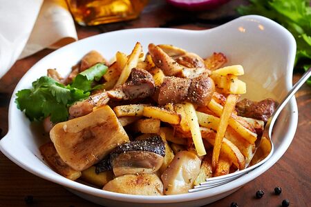 Картофель, жаренный с белыми грибами