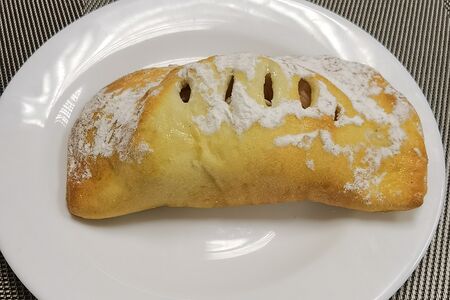 Пирожок с яблоком