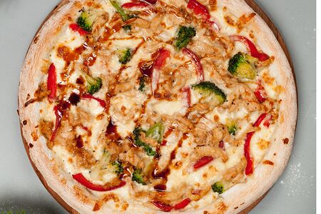 Пицца с курицей терияки на тонком тесте