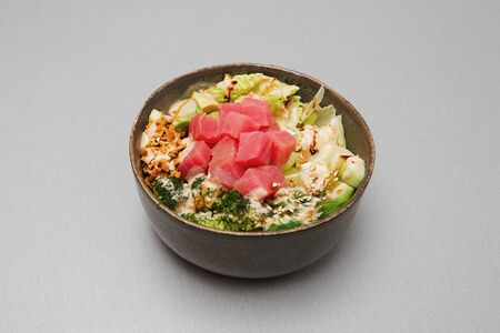 Поке с тунцом и маринованной брокколи