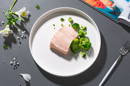 Лосось на пару с брокколи и ореховым соусом