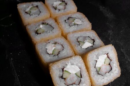 Горячий с креветкой и огурцом