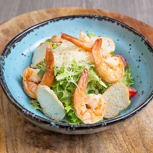 Салат Цезарь с креветками