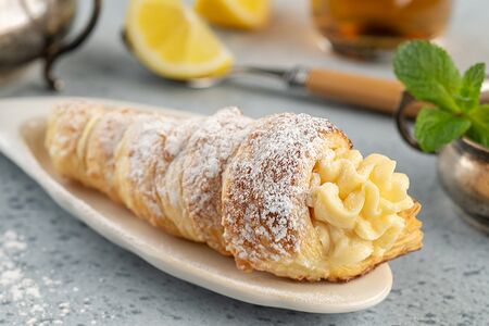 Трубочки слоеные с заварным кремом