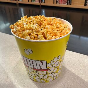 Микс сладкого и сырного попкорна большой