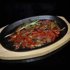 Говядина с овощами в остром соусе