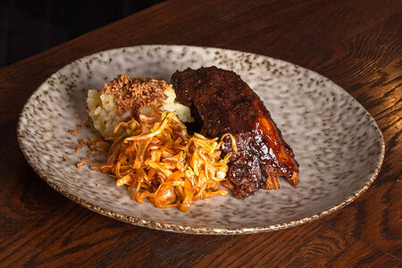 Запеченная свиная грудинка на кости