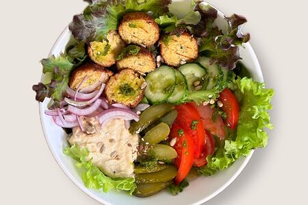 Салат-боул с хумусом и фалафелем