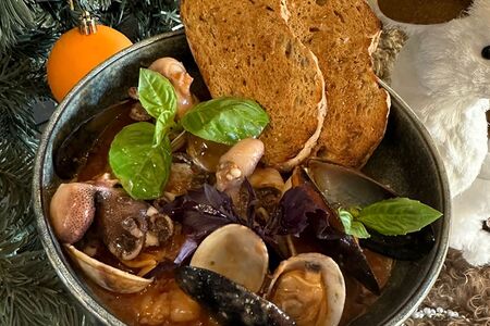 Соте из морских гадов в соусе том ям