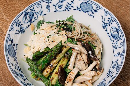 Салат со спаржей и японскими грибами