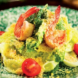 Салат Цезарь с креветками