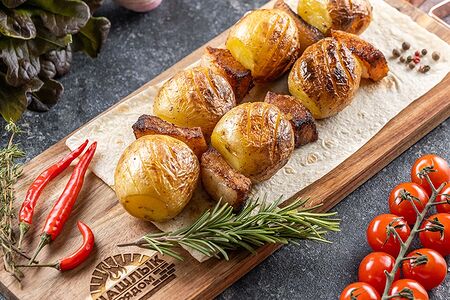 Картофель с салом на мангале