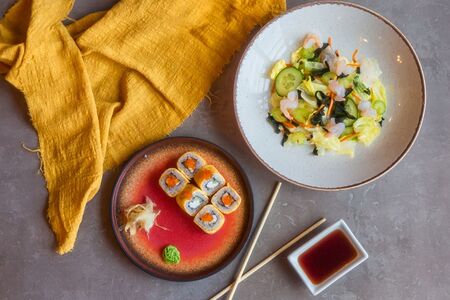 Салат и роллы