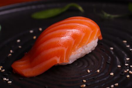 Суши с лососем