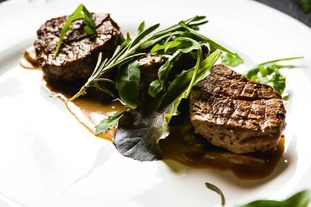 Медальоны из говядины