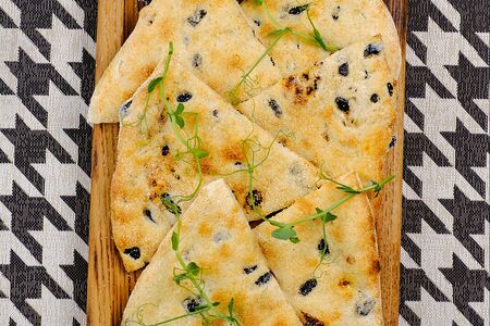 Фокачча с маслинами и вялеными томатами