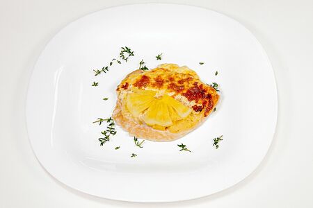 Филе куриное с ананасом под сырной шапочкой