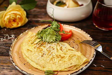 Омлет с ветчиной, сыром и помидорами