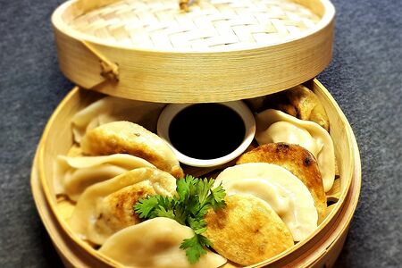 Пельмени китайские жареные со специальным соусом