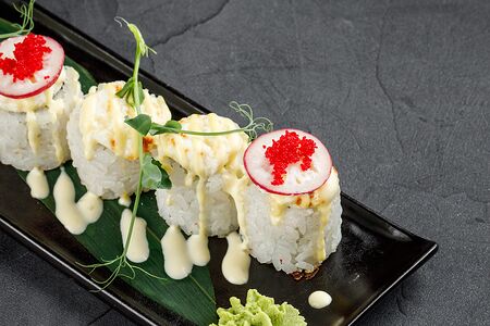 Ролл с креветкой темпура под сырно-запеченной шапкой