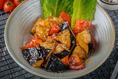 Салат с карамелизованными баклажанами