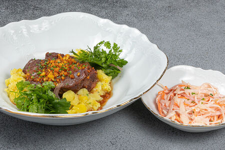 Говяжьи щёчки с картофелем